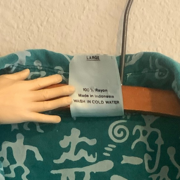 🌊 Petro Prints Hawaii Short Sleeve Button Down 🌊 - Picture 6 of 6